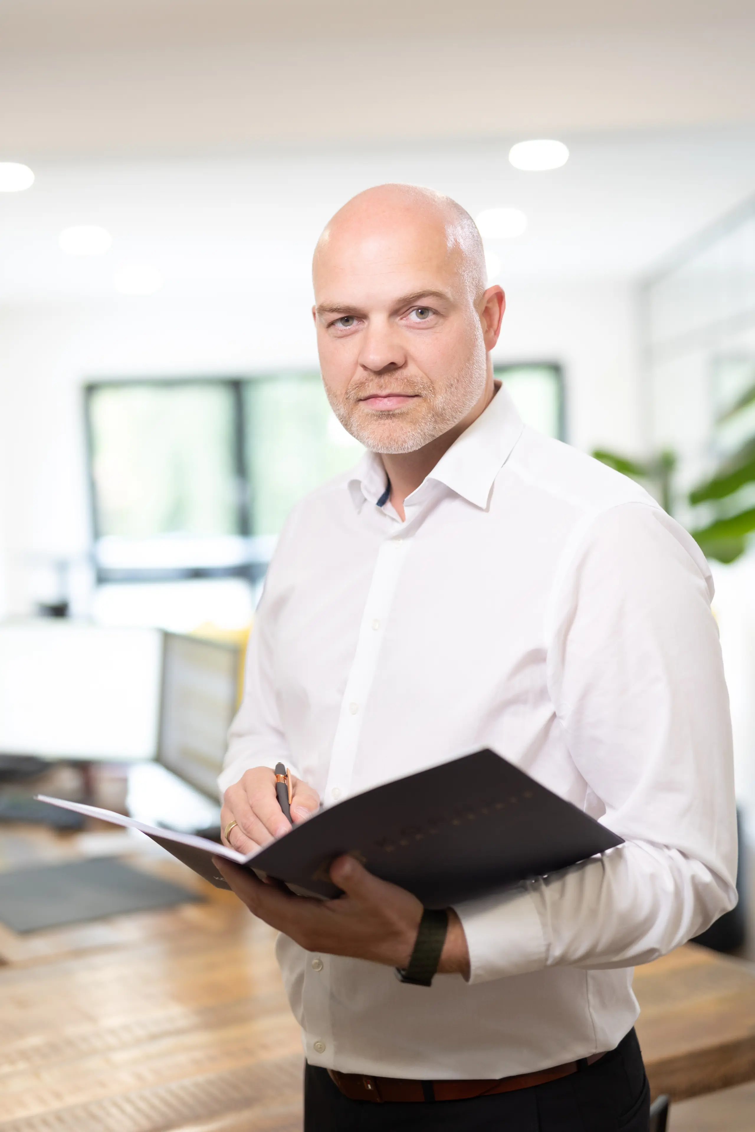 Geschäftsführer der Artiscon Beratung GmbH mit Unterlagen im Büro der Hausverwaltung in Salzgitter
